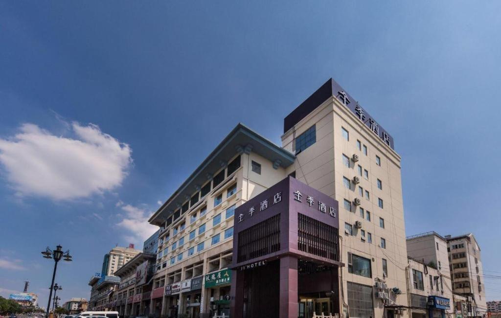a tall building on a city street with at Ji Hotel Yantai Penglai Zhonglou Dong Road in Penglai
