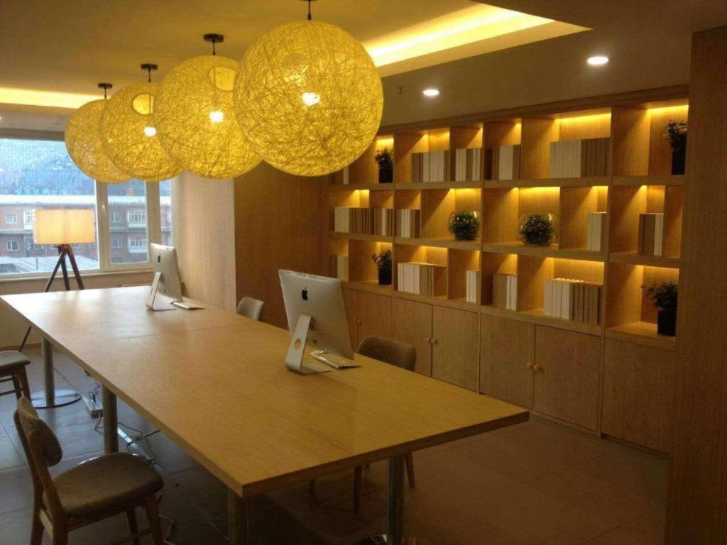 une salle de conférence avec une grande table et deux ordinateurs dans l'établissement Ji Hotel Harbin Zhongyang Da Street Suofeiya, à Harbin