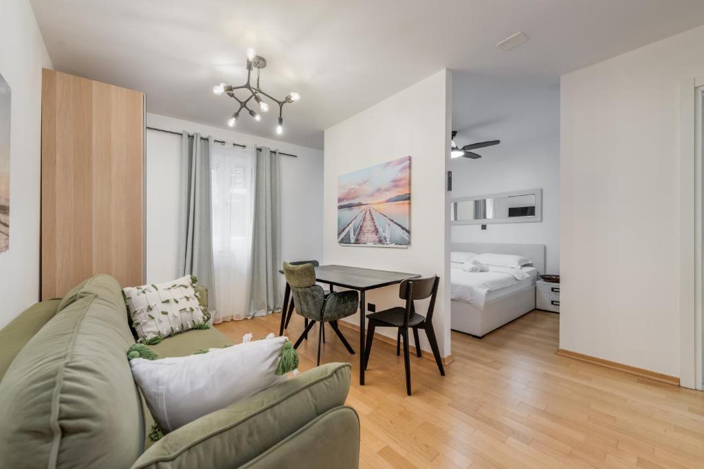 een woonkamer met een bank en een tafel bij 385 Luxury Suites in Split
