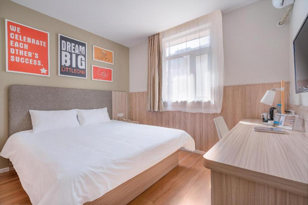 Ein Bett oder Betten in einem Zimmer der Unterkunft Hanting Hotel Nanjing Shanghai Road Metro Station