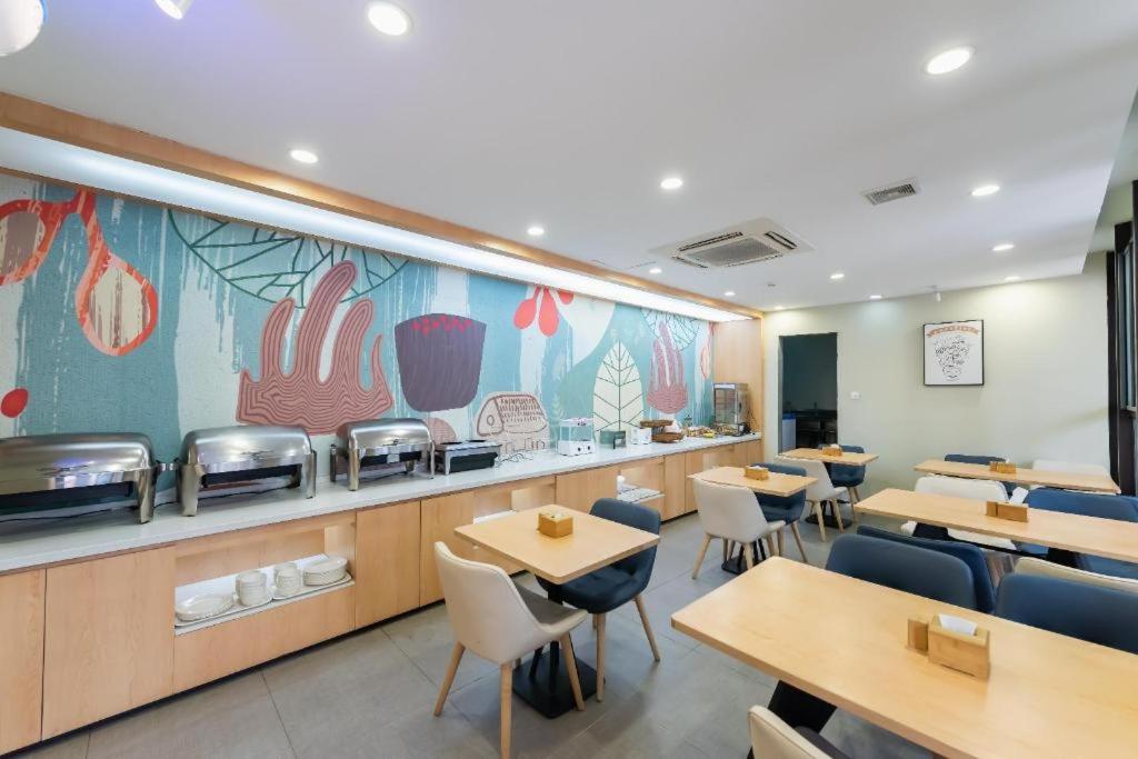 En restaurant eller et andet spisested på Hanting Hotel Suzhou International Bolan Center