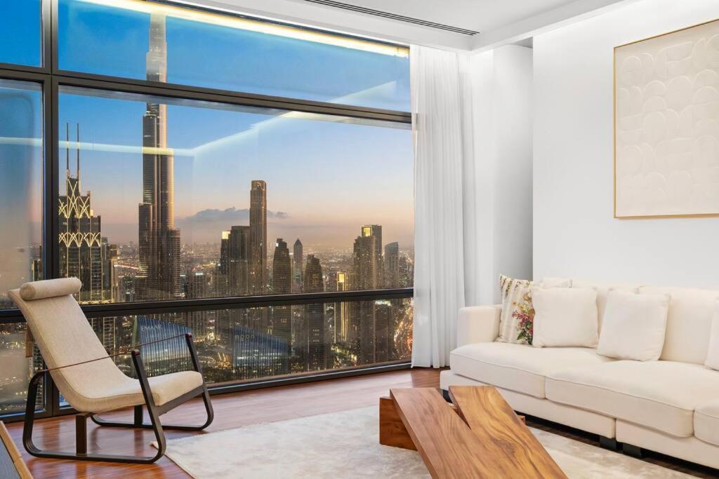 un soggiorno con divano bianco e una grande finestra di WORLD CLASS 2BR with Burj Khalifa and Downtown view a Dubai