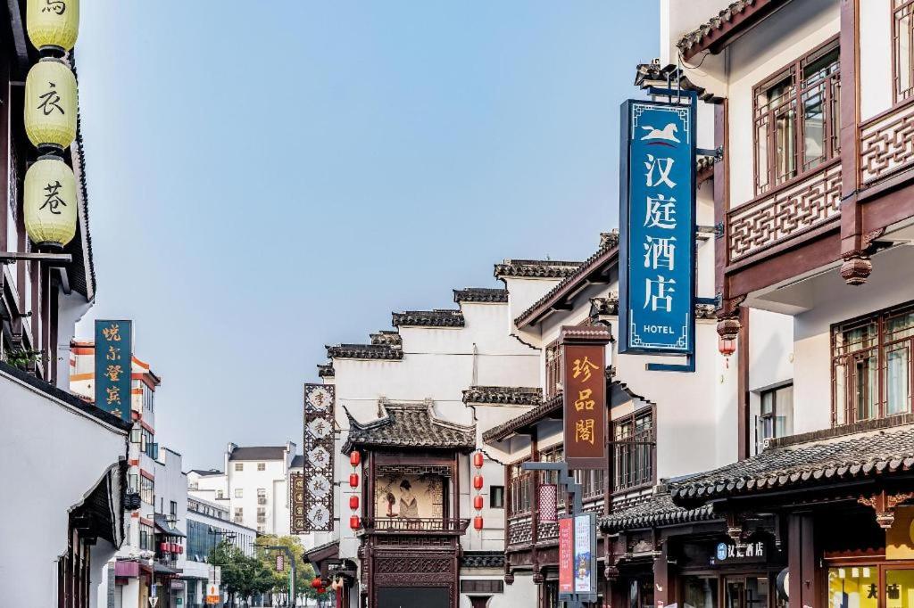 una calle en una ciudad asiática con carteles en los edificios en Hanting Hotel Nanjing Fuzimiao Scenic Spot en Kao-ch'iao