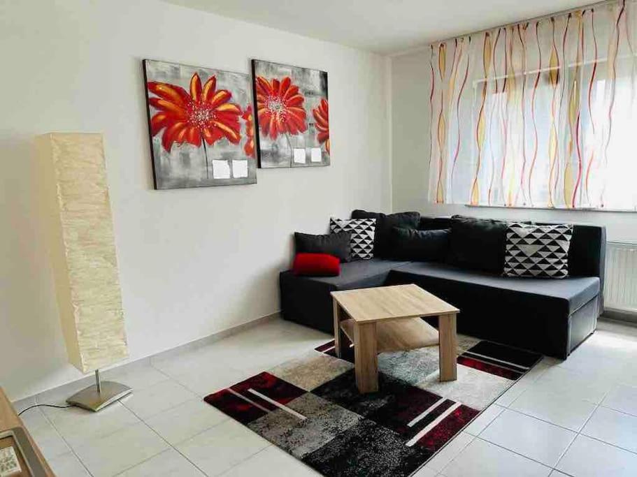 sala de estar con sofá y mesa en Wohnung in idyllischer Lage en Ammerbuch