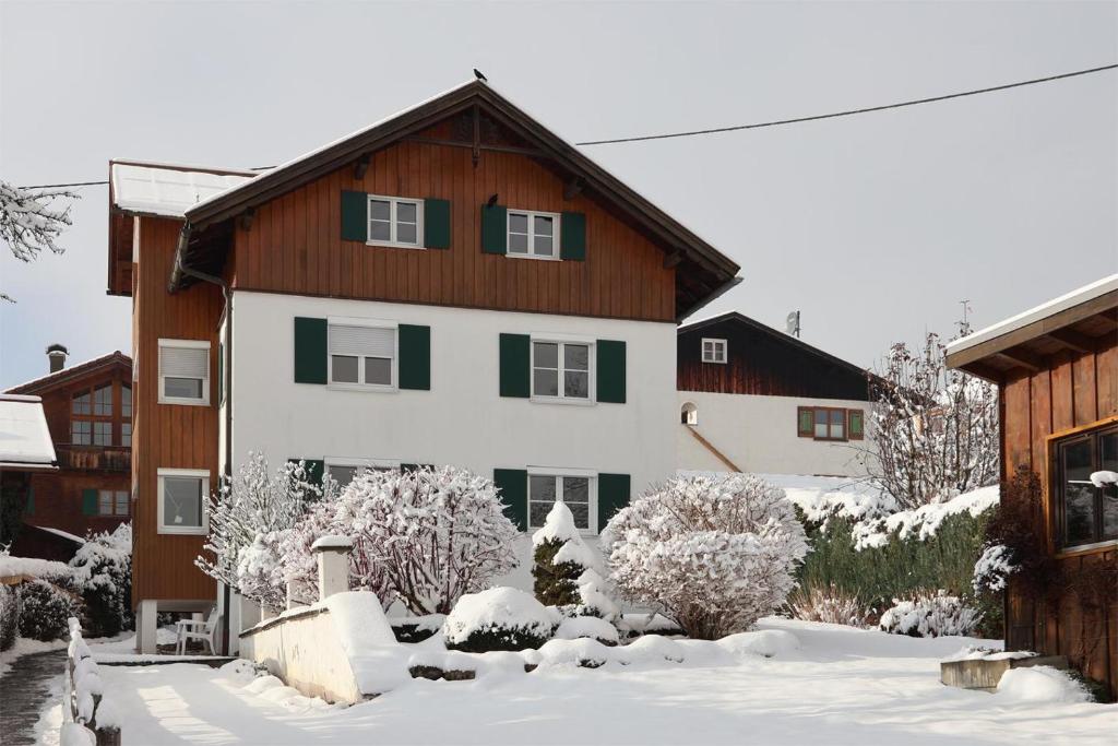 uma casa com neve em frente em Allgäu Oase - fewo-badhindelang em Bad Hindelang