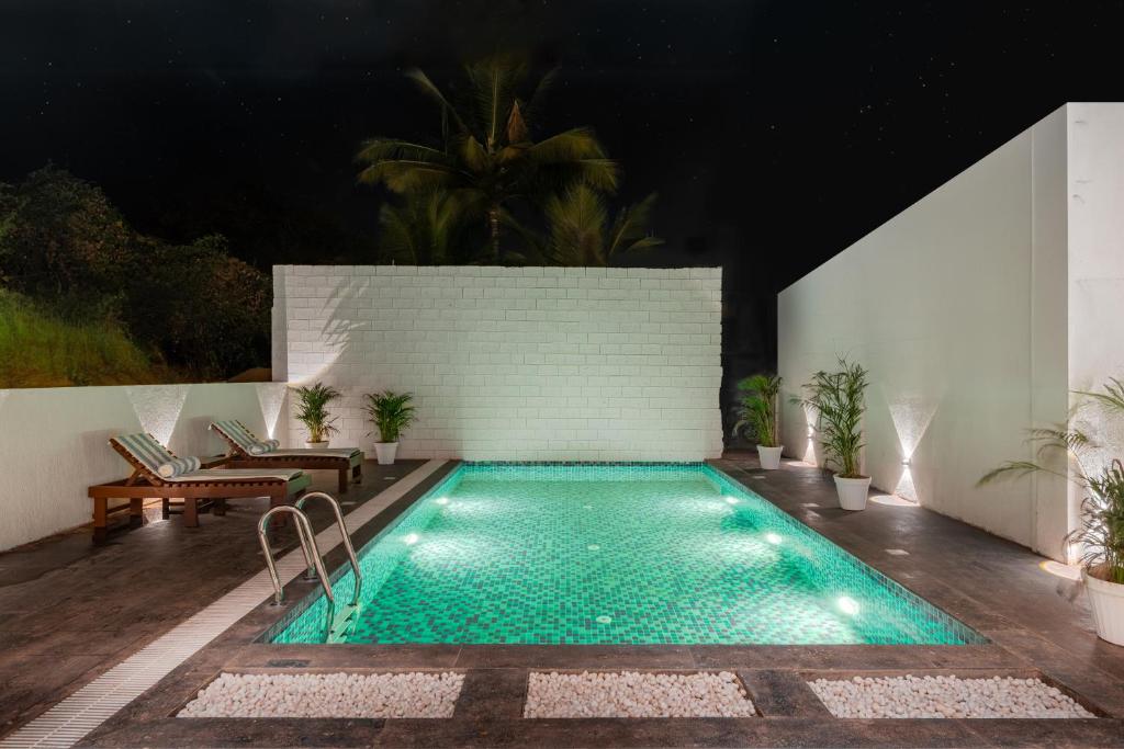 Bazén v ubytování Bedzzz Xclusiv Morjim, Goa By Leisure Hotels nebo v jeho okolí