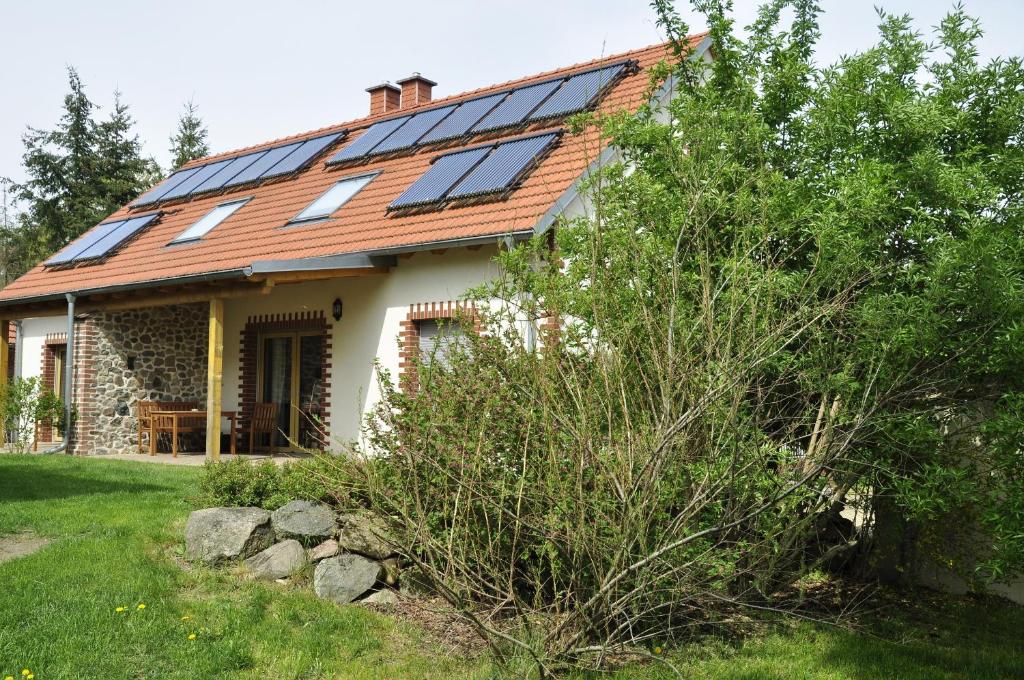 une maison avec des panneaux solaires sur le toit dans l'établissement Holunderhaus, à Rietz Neuendorf