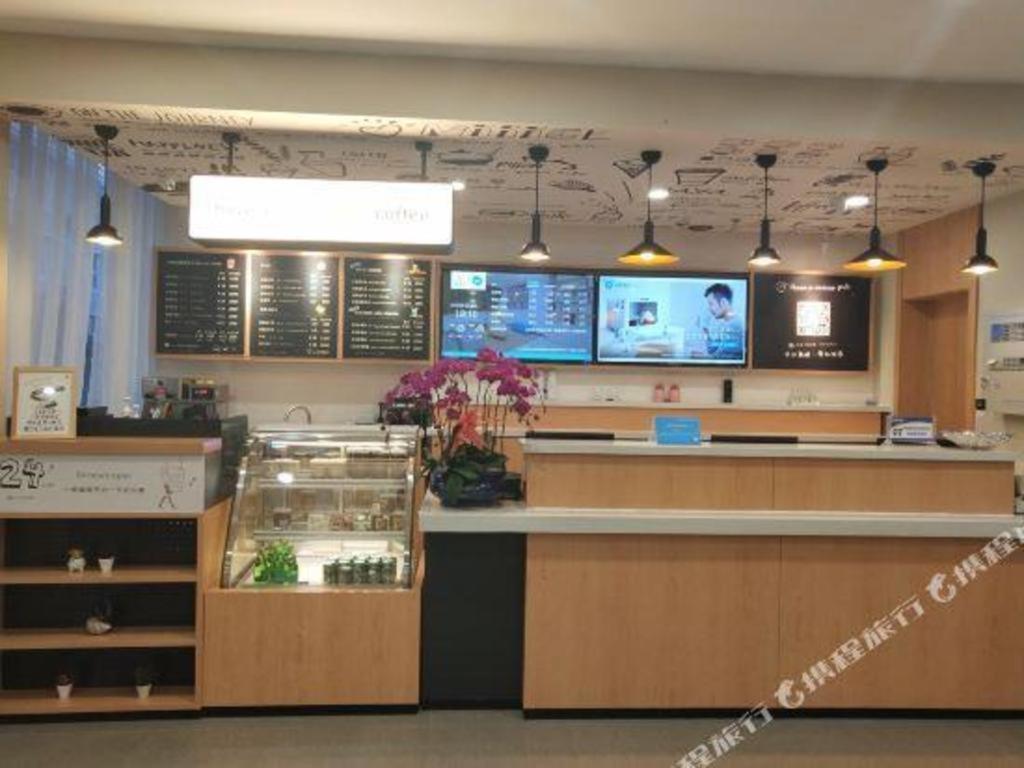 a fast food restaurant with a cashier and a counter at Hanting Hotel Rizhaoshan Haitian Road Wanpingkou Scenic Spot in Rizhao