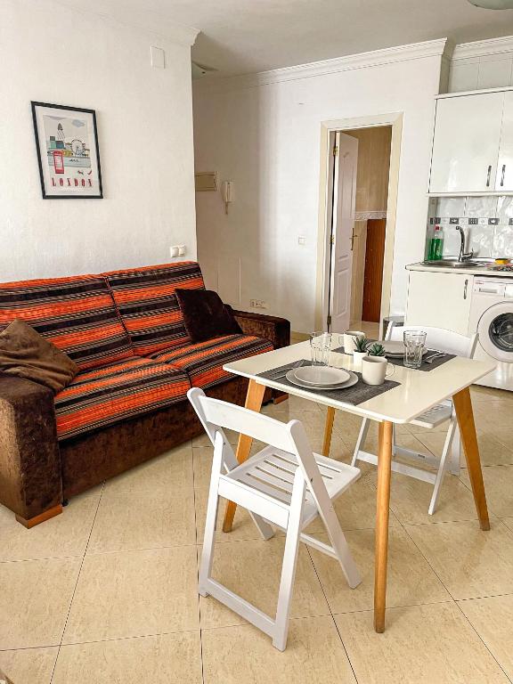 A seating area at Estudio in City Center Málaga!