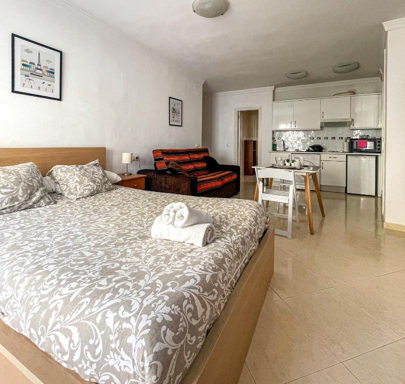 A kitchen or kitchenette at Estudio in City Center Málaga!