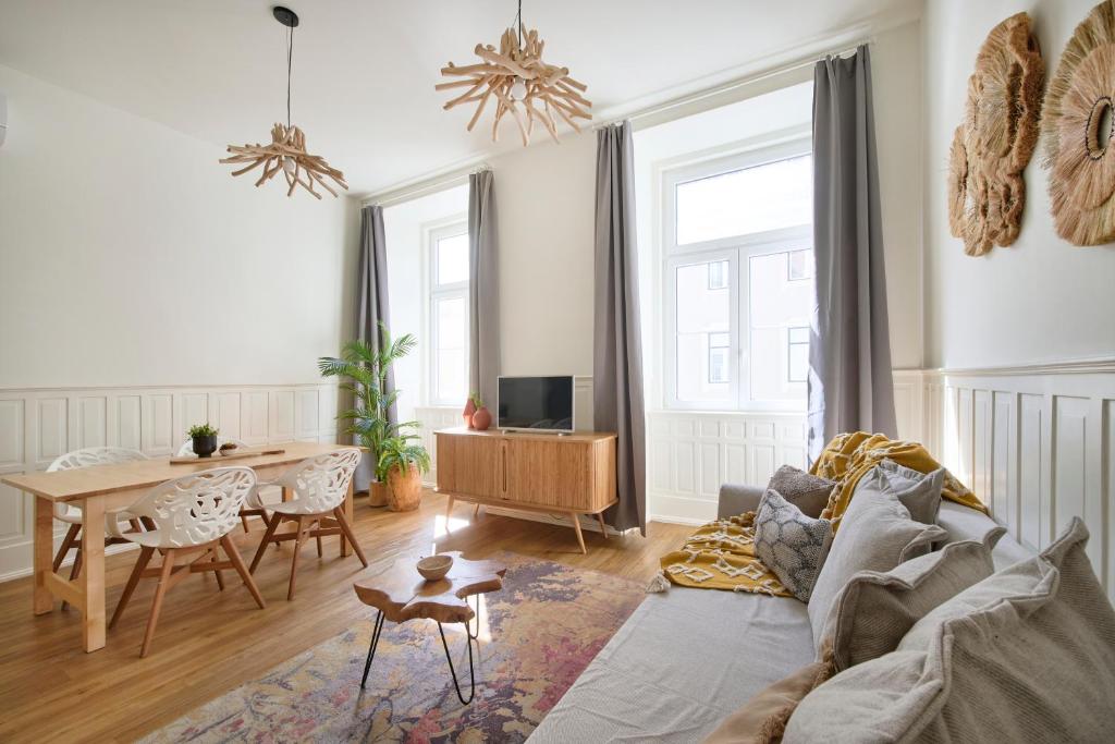 ein Wohnzimmer mit Sofa und Tisch in der Unterkunft Rua Augusta Dream Apartment in Lissabon