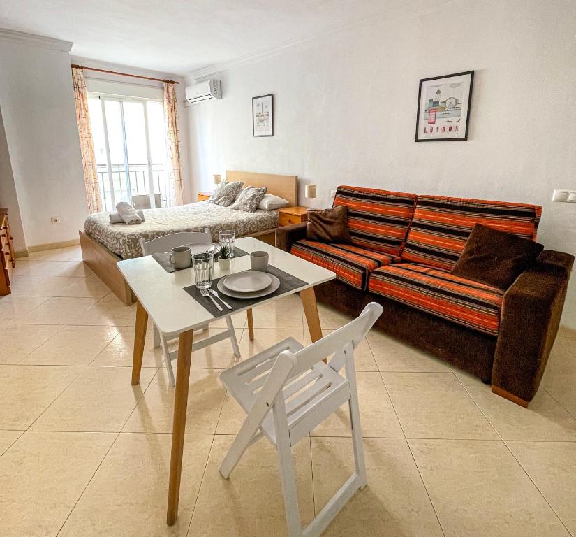 A seating area at Estudio in City Center Málaga!