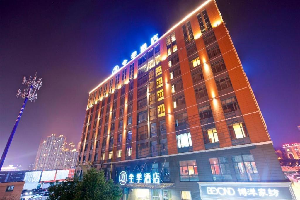 un edificio con luces por la noche en Ji Hotel Ningbo Yinzhou Impression City, en Panhuo