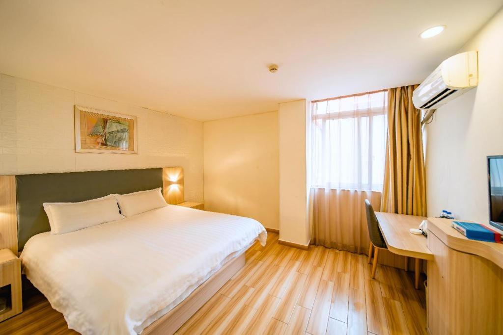 מיטה או מיטות בחדר ב-Hanting Hotel Fuzhou Liuyi Zhong Road Shi'ou Wangzhuang