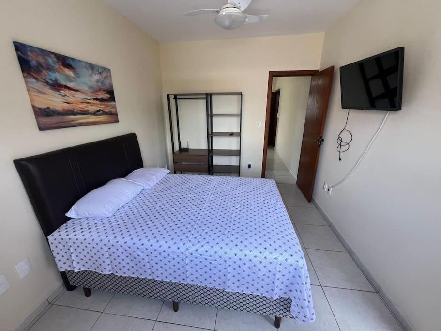 um quarto com uma cama e uma televisão em 303-Apartamento Próximo ao Shopping Vila Velha em Vila Velha