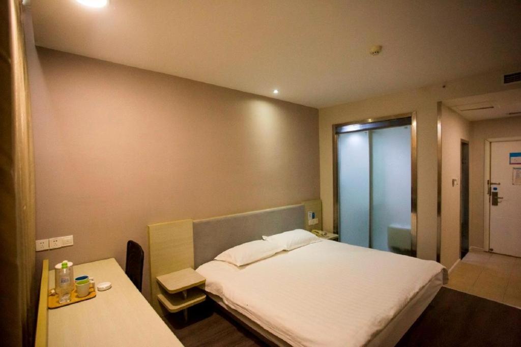 Кровать или кровати в номере Hanting Hotel Linyi Hedong District Government