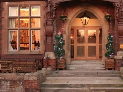 エドウィンストーにあるThe Dukeries Lodgeのクリスマス装飾の家の玄関