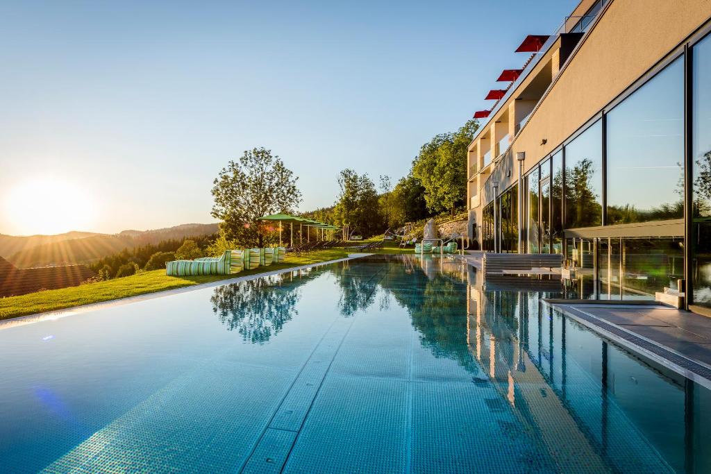 Swimmingpoolen hos eller tæt på Hüttenhof - Wellnesshotel & Luxus-Bergchalets - Adults only