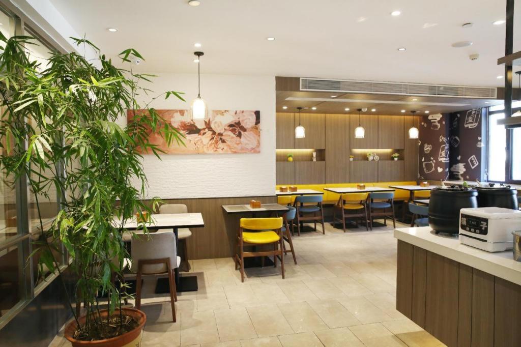 A área de bar ou lounge em Hanting Premium Hotel Chengde Summer Resort Dutong Mansion