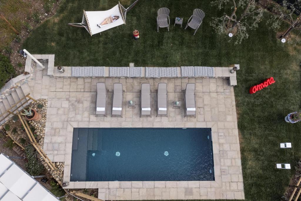 - une vue sur la piscine dans la cour dans l'établissement Villa Alma - Homelike Villas, à Montelupo Fiorentino