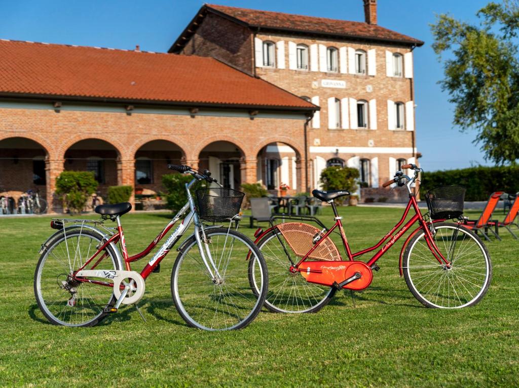 tre biciclette parcheggiate nell'erba di fronte a un edificio di Agriturismo Sesta Presa a Caorle