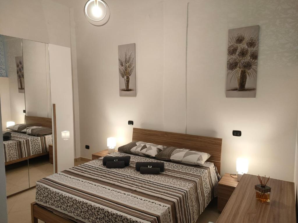 Un dormitorio con una cama grande con dos bolsas. en B&B CIVICO 152, en Bellona