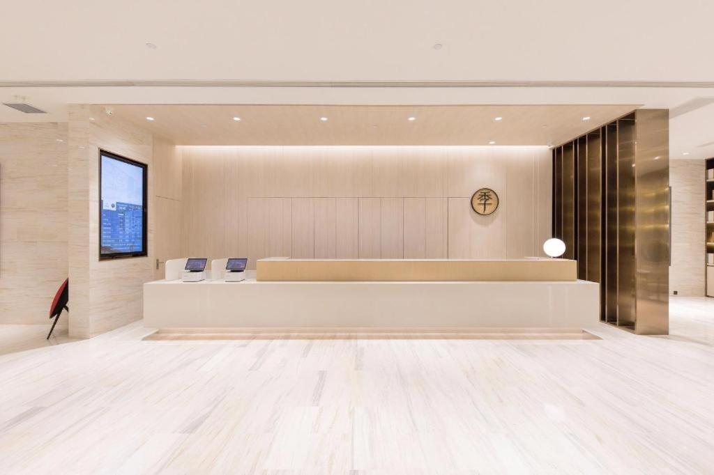 a lobby with a waiting room with a desk and chairs at Ji Hotel Heze Renmin Road in Heze