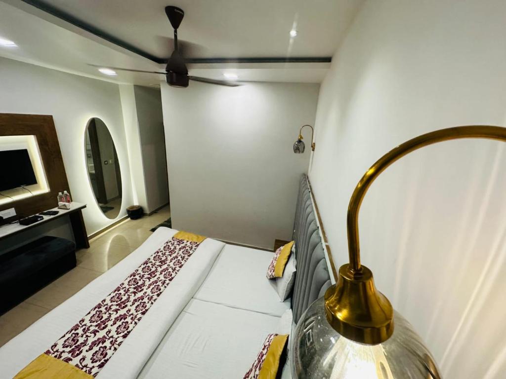 Postel nebo postele na pokoji v ubytování HOTEL DEVA INN
