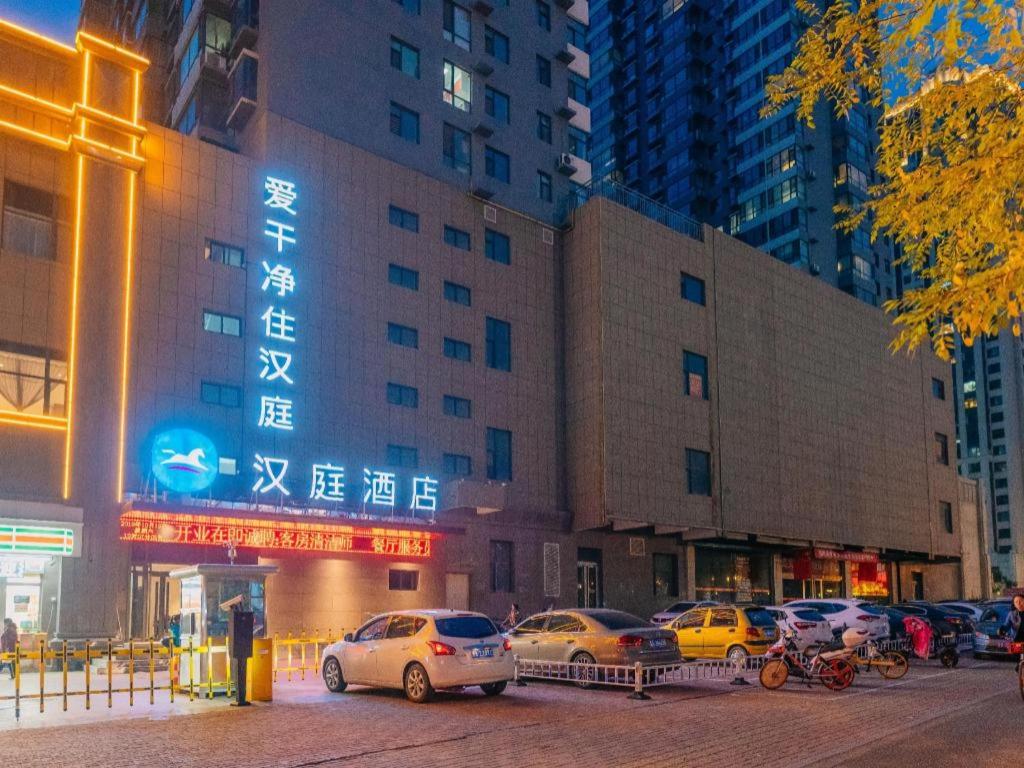 a group of cars parked in front of a building at Hanting Hotel Taiyuan Qianfeng South Road in Xiayuan