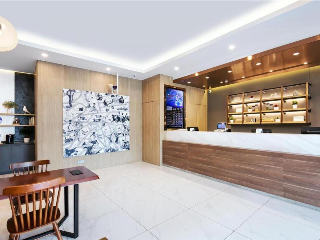 Vestibils vai reģistratūra naktsmītnē Hanting Premium Hotel Hangzhou Linping Yintai City Metro Station