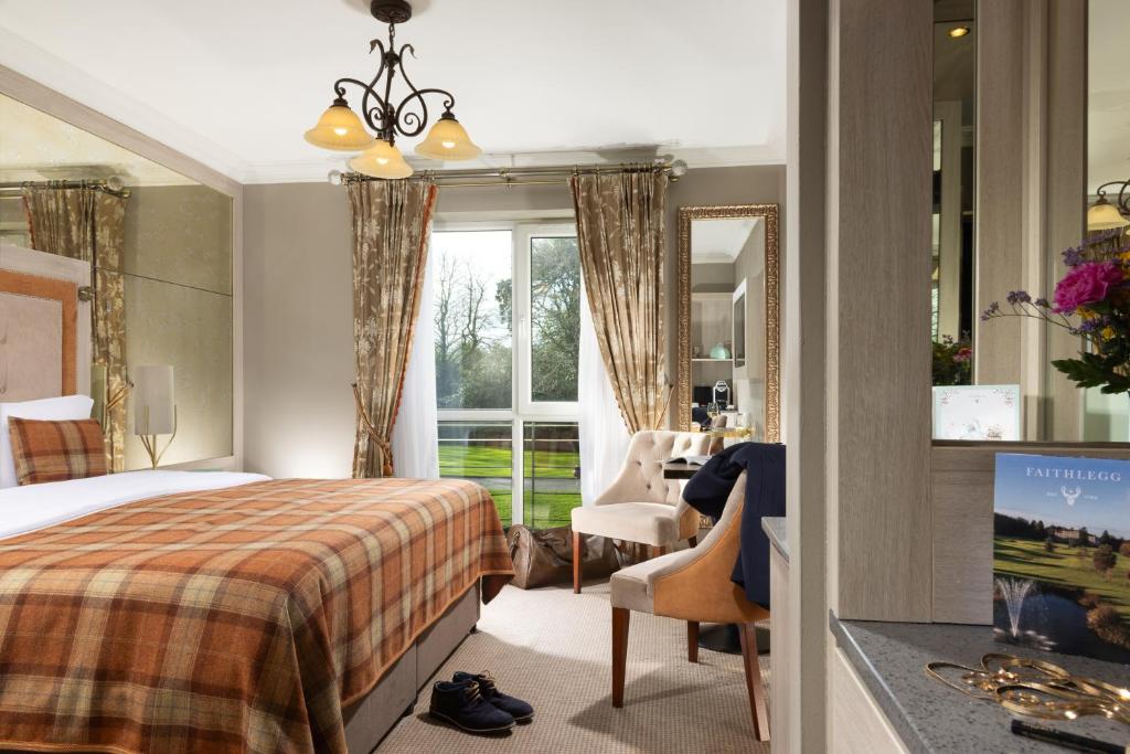Postel nebo postele na pokoji v ubytování Faithlegg Hotel