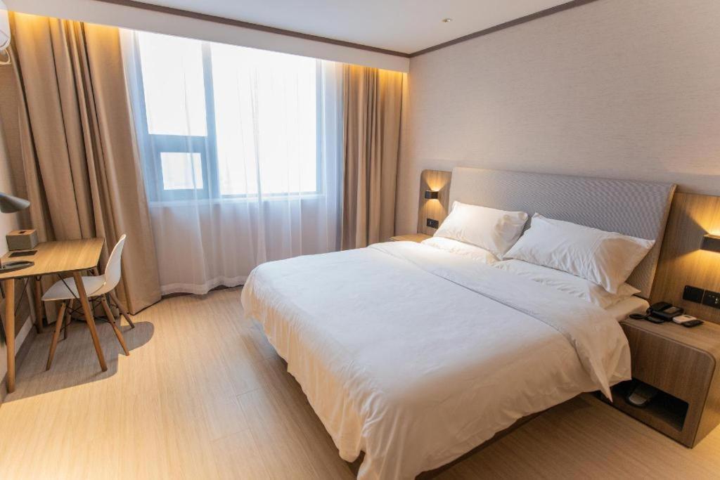 En eller flere senge i et værelse på Hanting Hotel Xinyang Gushi Hongsu Road