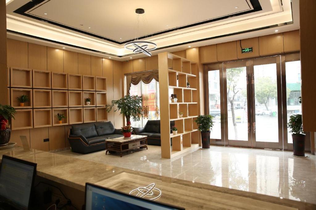 sala de estar con sofá y mesa en Elan Boutique Hotel Wenzhou Longwan Haicheng, en Ch'a-shan-chieh