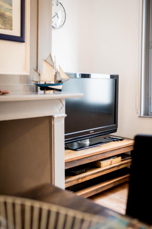 Televízia a/alebo spoločenská miestnosť v ubytovaní Le duplex de Lise