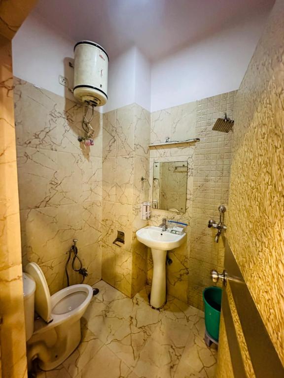 Koupelna v ubytování HOTEL DEVA INN