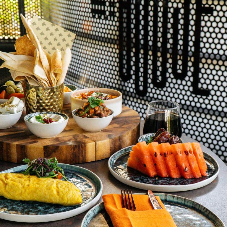 Makanan di atau berdekatan hotel