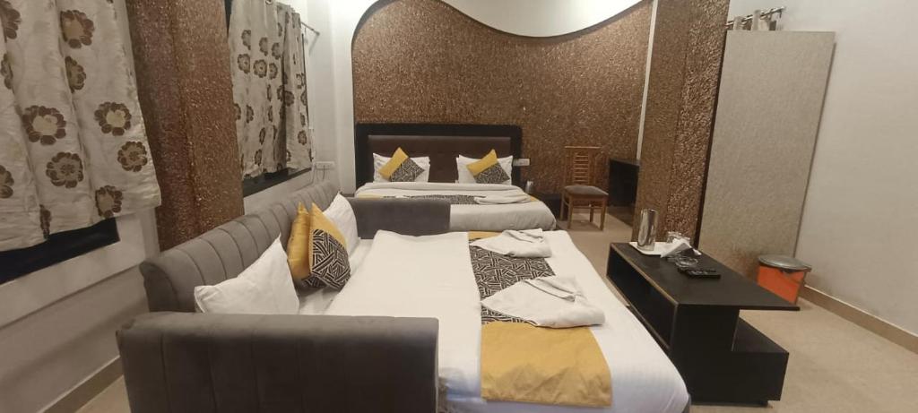 Postel nebo postele na pokoji v ubytování HOTEL DEVA INN