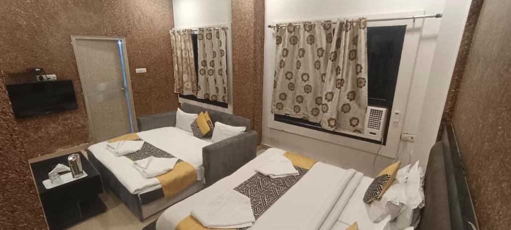 Postel nebo postele na pokoji v ubytování HOTEL DEVA INN
