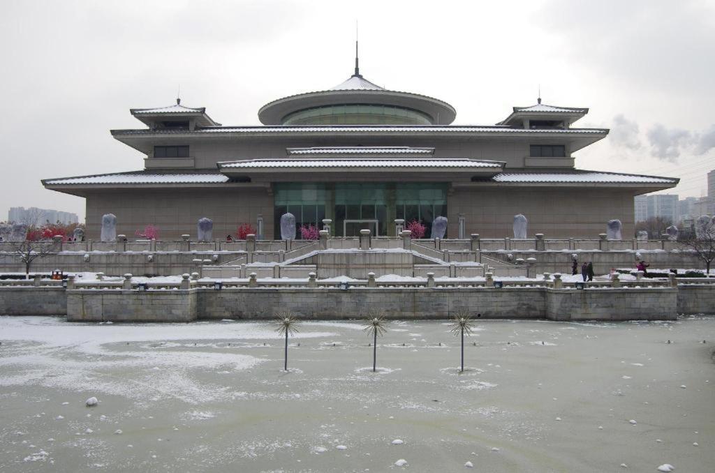 um grande edifício com gelo à sua frente em Hanting Premium Hotel Xi'An Taibai Nan Road Metro Stationn em Xi'an