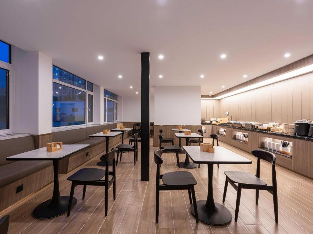Restorāns vai citas vietas, kur ieturēt maltīti, naktsmītnē Hanting Hotel Dalian North Railway Station South Square