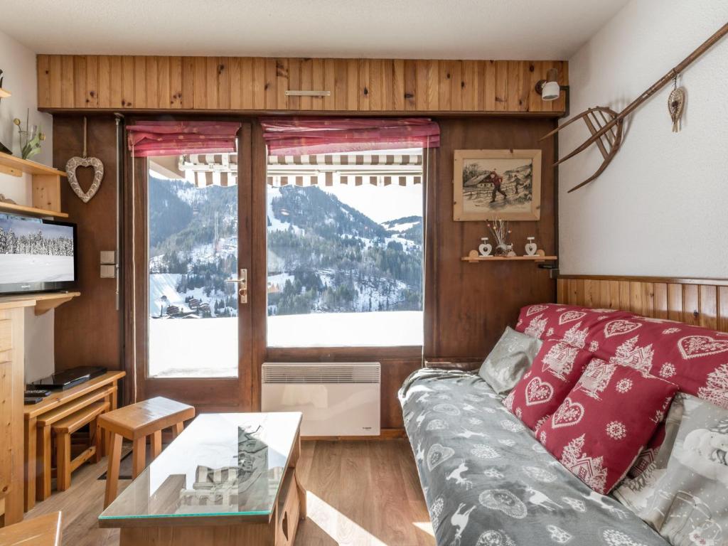 ラ・クリュサにあるAppartement La Clusaz, 2 pièces, 4 personnes - FR-1-304-181のリビングルーム(ソファ、大きな窓付)