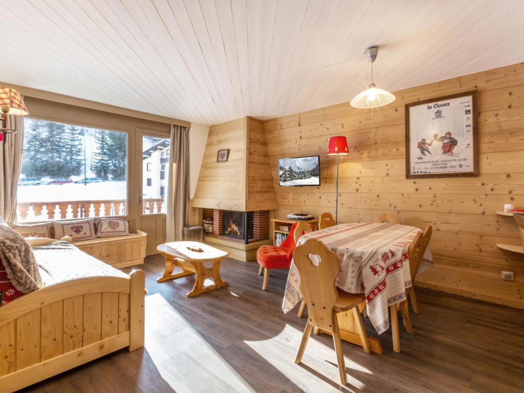 1 dormitorio con mesa en una habitación con paredes de madera en Appartement La Clusaz, 3 pièces, 6 personnes - FR-1-304-82, en La Clusaz