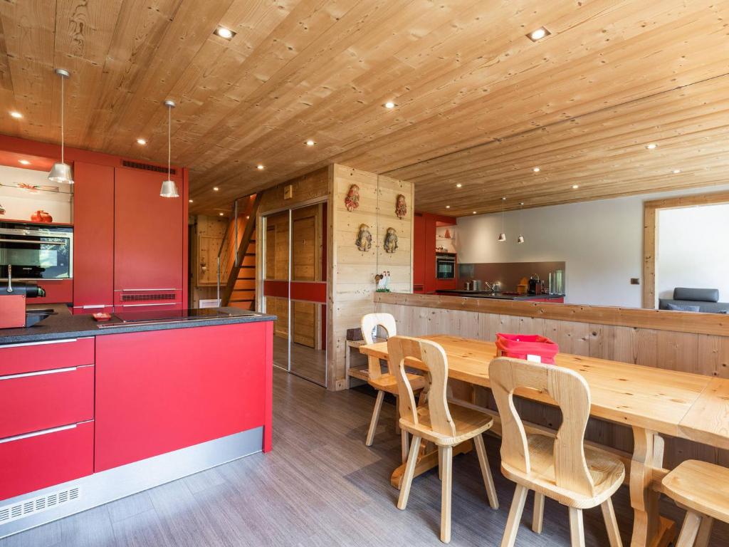 une cuisine et une salle à manger avec une table et des chaises en bois dans l'établissement Beau T2+mezz+coinnuit, 6-7 pers, garage - FR-1-304-175, à La Clusaz