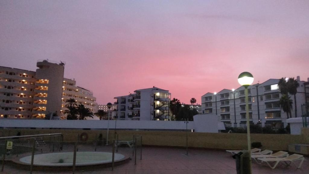 Blick auf die Stadt in der Nacht in der Unterkunft Edyro Yumbo apartment in Playa del Ingles