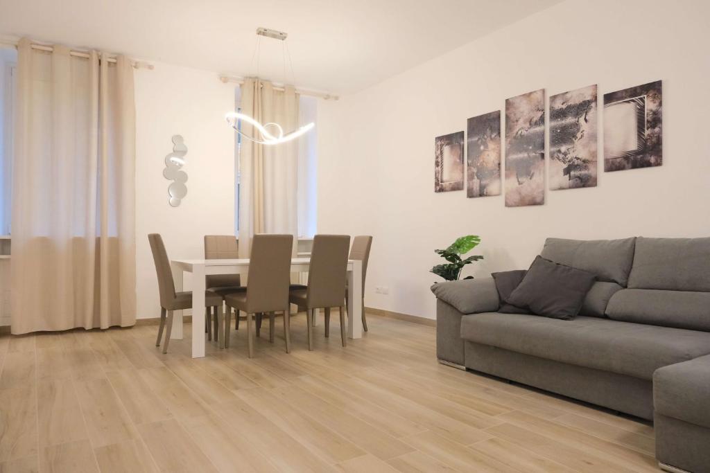 een woonkamer met een tafel en een bank bij Case VR Holiday Canter House in Verona