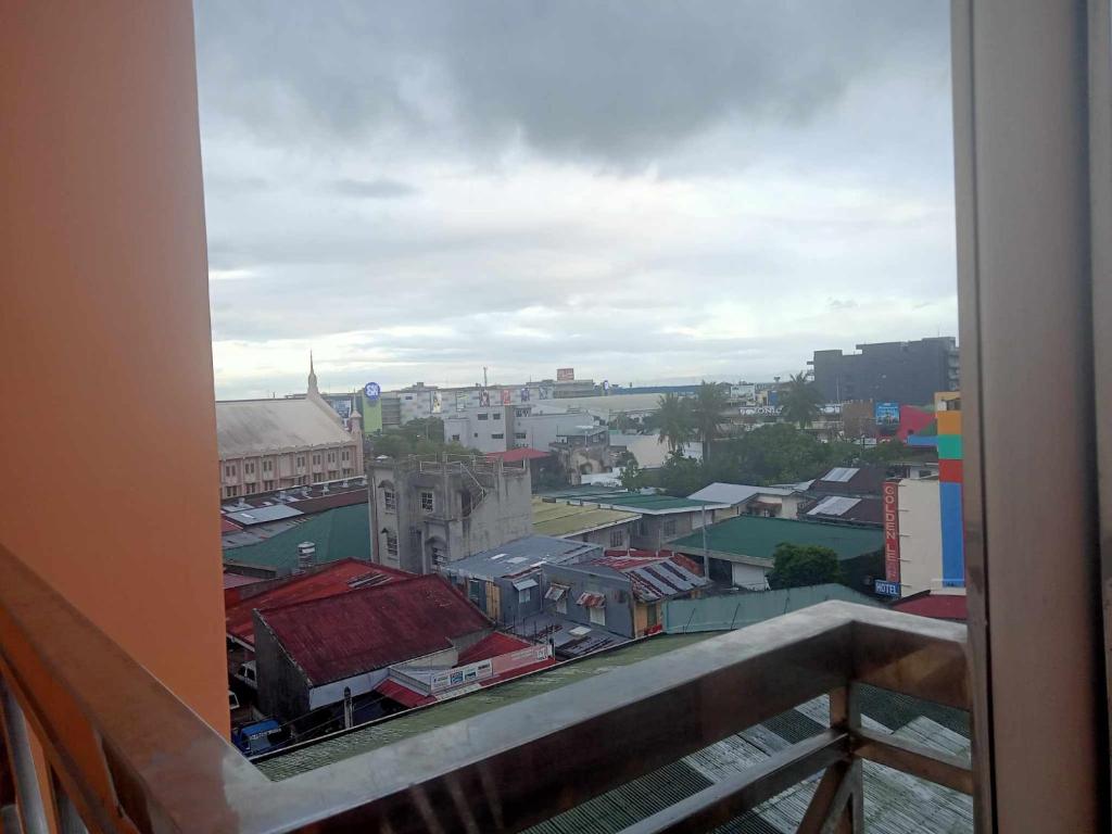 einen Balkon mit Stadtblick in der Unterkunft Condotel 2 bedroom with terrace and free car parking in Naga