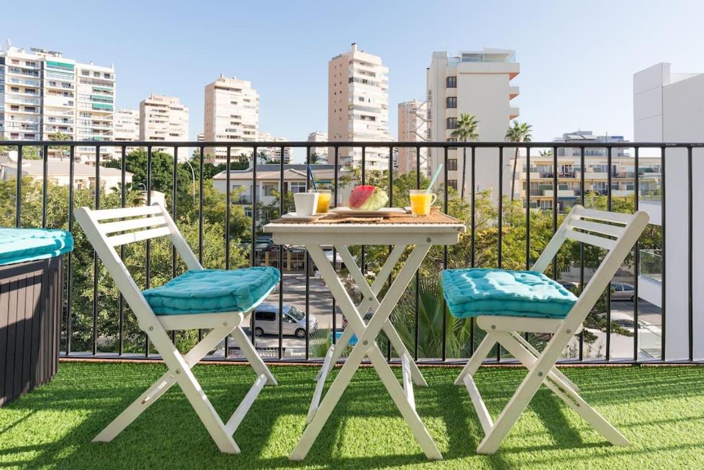 d'une table et de chaises sur un balcon avec vue sur la ville. dans l'établissement Sea view Apartment w/ 2 rooms, Beach: 1 minute, à Torremolinos