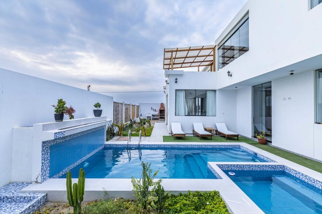 una piscina en el patio trasero de una casa en Albamar - Casa Antonio - Beach house, en El Ñuro