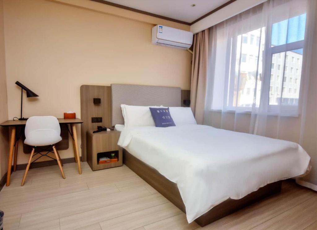Tempat tidur dalam kamar di Hanting Hotel Linjiang Municipal Government