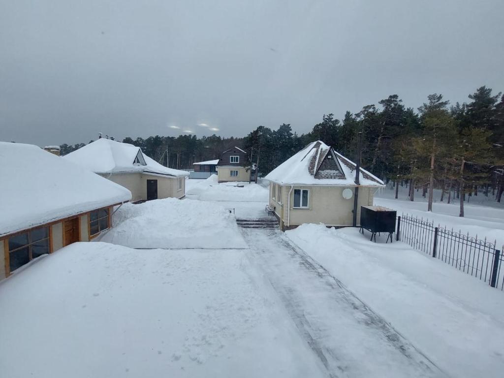 grupa domów pokrytych śniegiem w obiekcie Krona Borovoe w mieście Barmashino